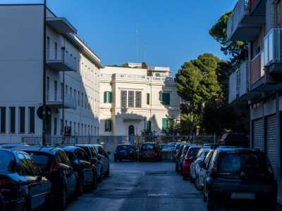 ...si riesce per� a intravedere la parte retrostante dell�antica villa, preceduta da un immobile di pi� recente fattura